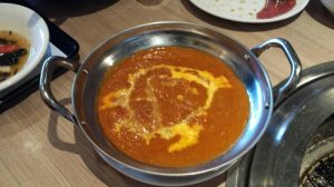 焼肉屋さんに珍しいチキンバターカレー