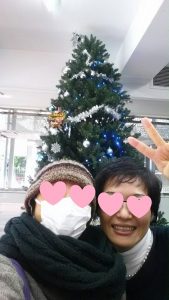 クリスマスツリーの前で記念写真